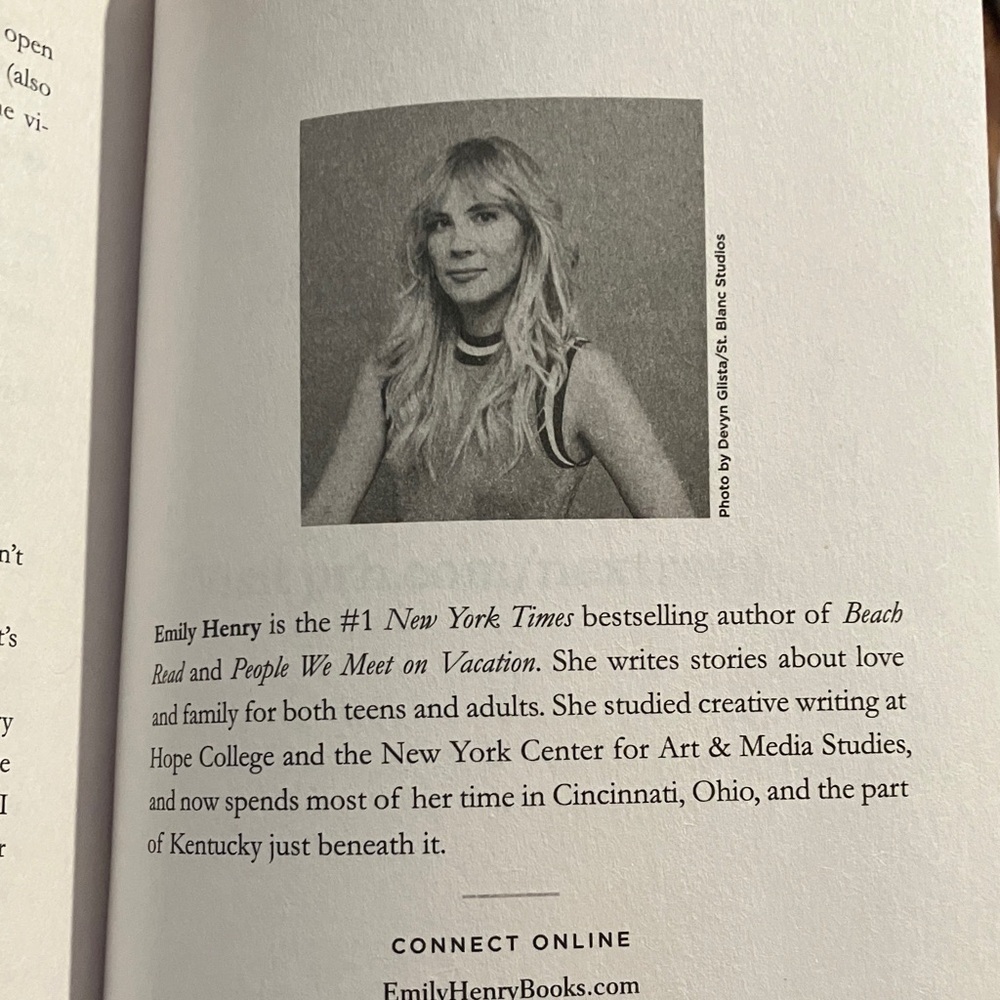 Emily Henry's : People We Meet on Vacation : softcover Book - Picture 11 of 15
